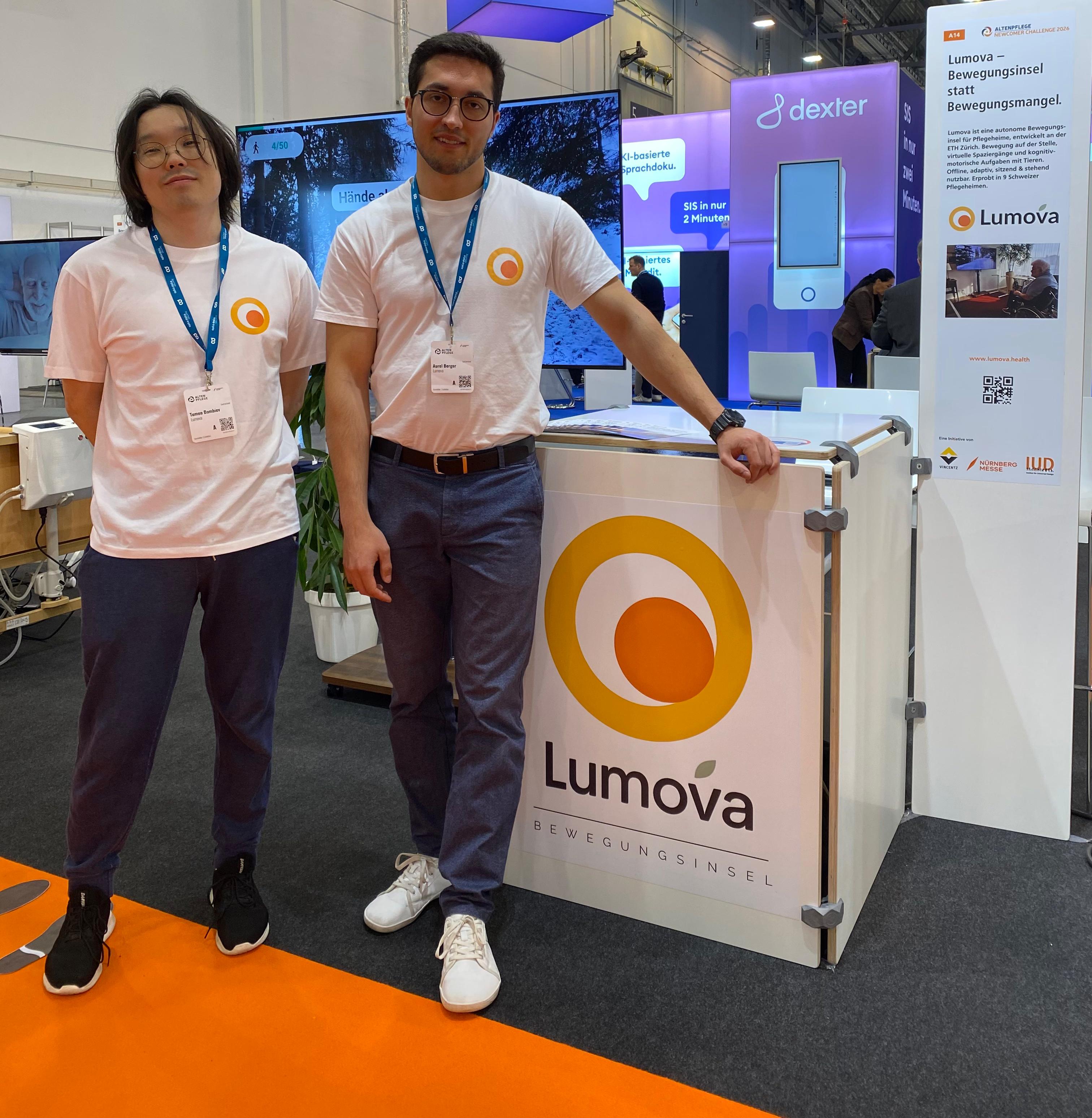 Tumen und Aurel am Movoya-Stand auf der ALTENPFLEGE 2026 in Essen
