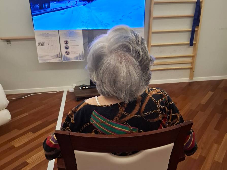 Bewohnerin interagiert spielerisch mit der virtuellen Landschaft